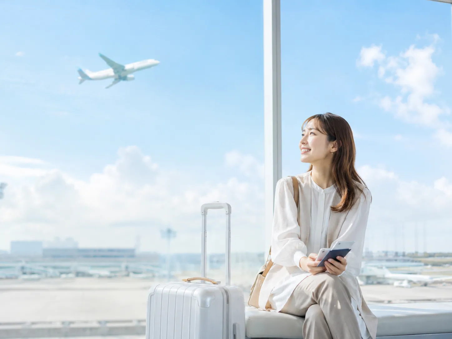 空港で旅立ちを待つ女性を描いた旅行保険のイメージ写真